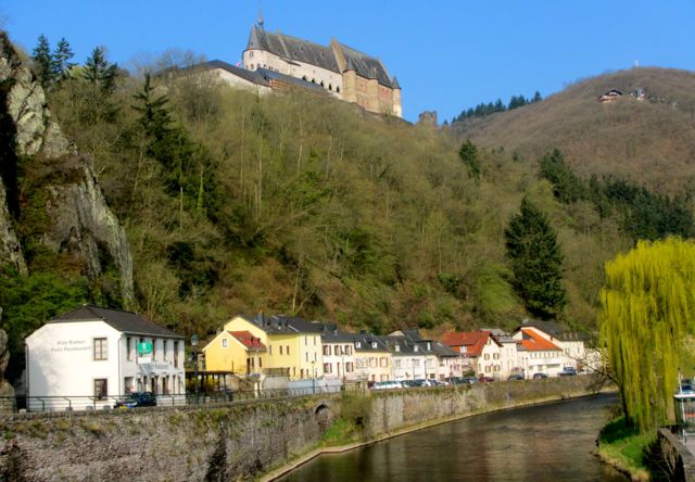 Vista del castillo de Vianden desde el pueblo medieval de Vianden en las Ardenas de Luxemburgo