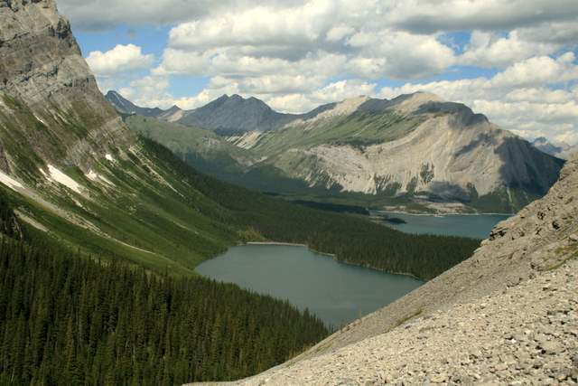 Contempla las Montañas Rocosas de Alberta en un viaje por carretera por el oeste de Canadá