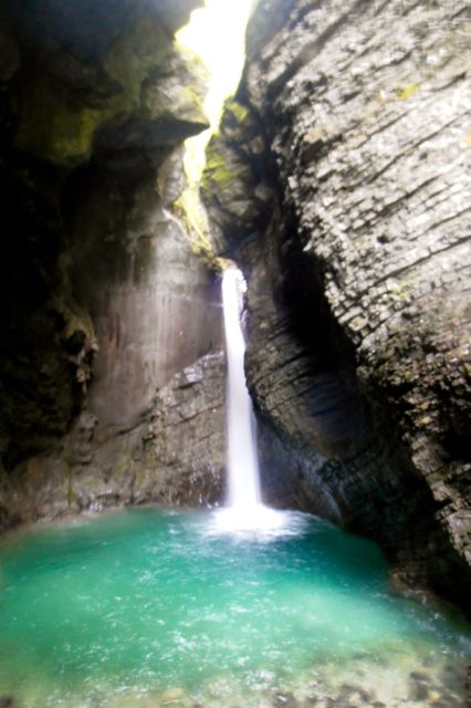Solo se puede acceder a la cascada de Veliki Kozjak por un sendero resbaladizo, pero vale la pena la caminata.