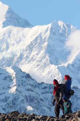 Erin McKittrick y su hijo, Katmai, debajo del Monte St. Elias de Alaska. Foto cortesía de Erin McKittrick.