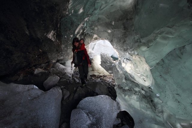 Erin McKittrick lleva a su hija, Lituya, dentro de un túnel de hielo glacial. Foto cortesía de Erin McKittrick.