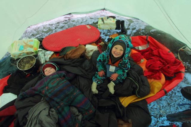 Katmai, dos, y el bebé de McKittrick, Lituya, en la tienda de la familia.