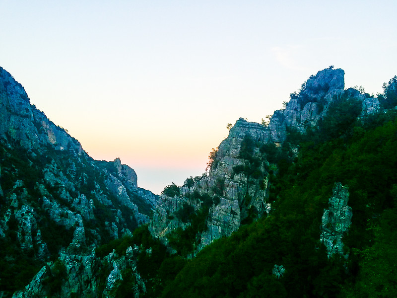 Vistas tanto del Monte Olimpo como del Mar Egeo desde el desfiladero de Enipeas en el Parque Nacional del Monte Olimpo en Grecia