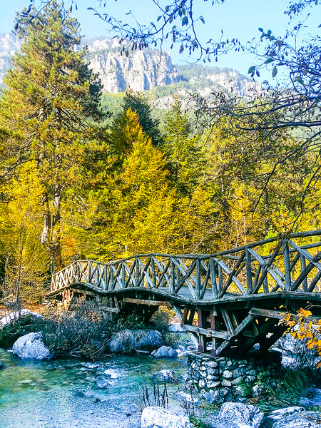 Uno de los puentes de madera que cruzas mientras caminas por el desfiladero de Enipeass en el Parque Nacional del Monte Olimpo, Grecia