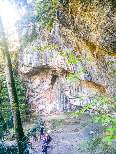 La Santa Cueva de San Dionisio en el desfiladero de Enipeas en el Parque Nacional del Monte Olimpo, Grecia.