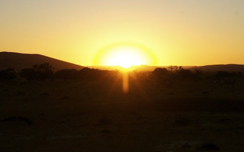 Amanecer desde lo alto de una duna con vistas al Parque Nacional Naukluft Amanecer desde lo alto de una duna con vistas al Parque Nacional Naukluft