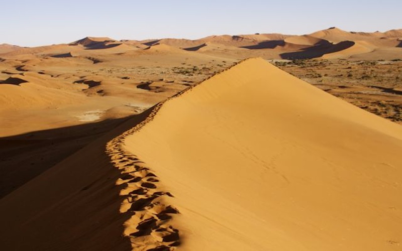La vista de Sossusvlei desde lo alto de una duna. La vista de Sossusvlei desde lo alto de una duna.