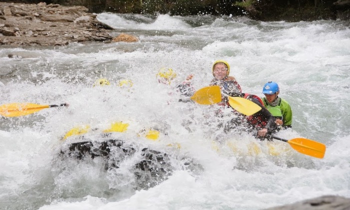 Empaparse haciendo rafting en rápidos de clase 4 en el Noguera Pallaresa Empaparse haciendo rafting en rápidos de clase 4 en el Noguera Pallaresa