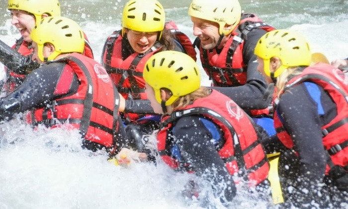 Cierra los ojos para tratar de mantener el agua afuera mientras haces rafting. Cierra los ojos para tratar de mantener el agua afuera mientras haces rafting.