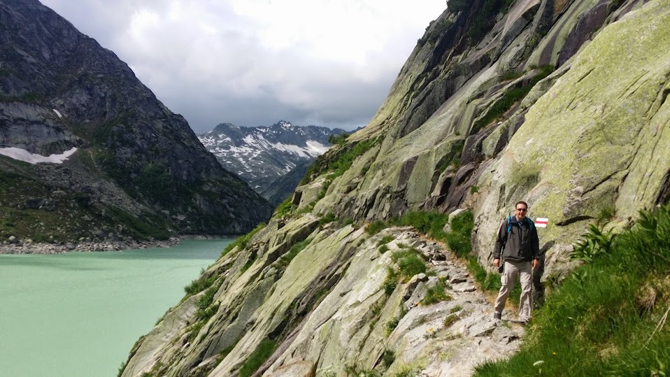 ¡La ruta de senderismo del lago Gelmer ofrece vistas espectaculares de la montaña y el lago todo el tiempo! En la foto está JP (mi esposo).