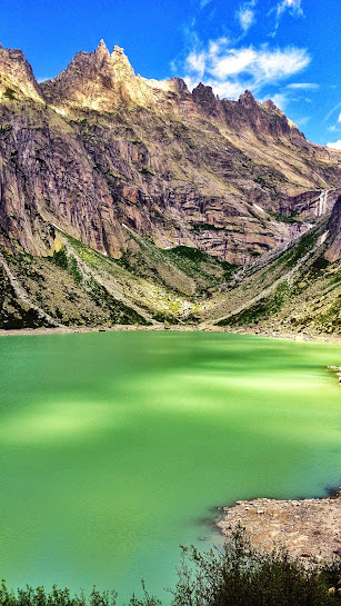 Mirando sobre el lago. El sendero a Gelmer Hut comienza en el otro extremo del lago.