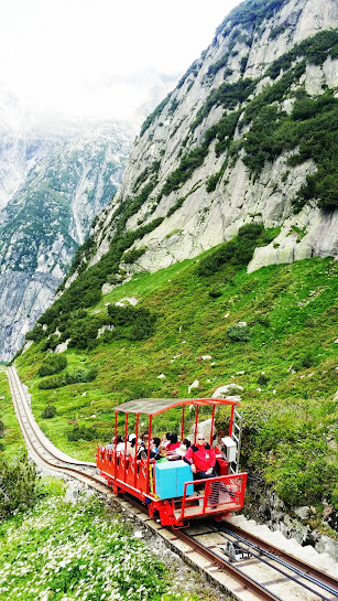 Funicular de Gelmer, ¡es el más empinado de Europa! ¡Gran diversión para familias y cualquiera que disfrute de las vistas de las montañas cubiertas de glaciares sin esfuerzo!