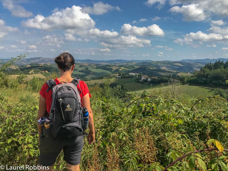 Caminante disfrutando de las vistas de las colinas de Bolonia desde el Camino de los Dioses Italia
