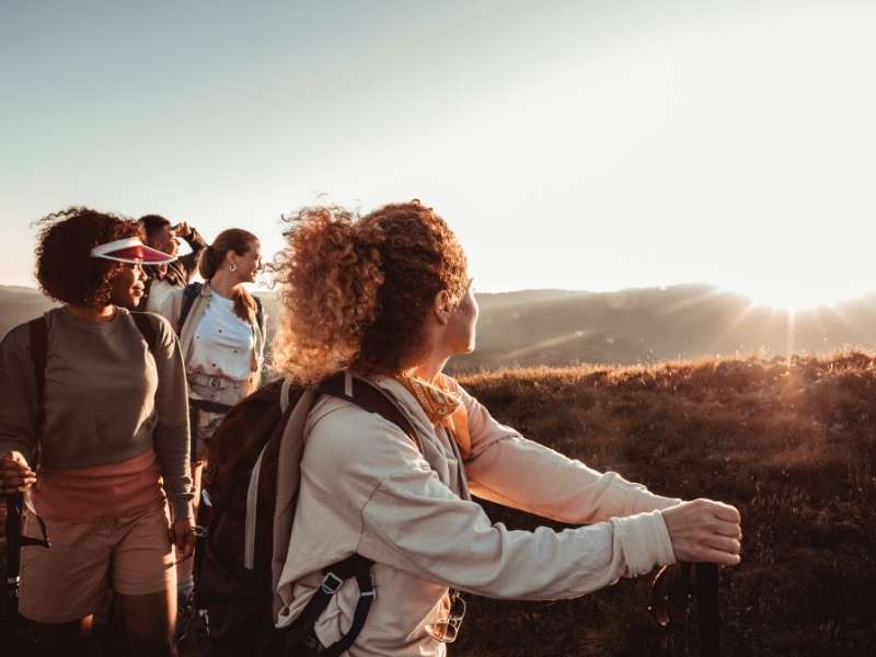 senderismo mujeres viendo amanecer