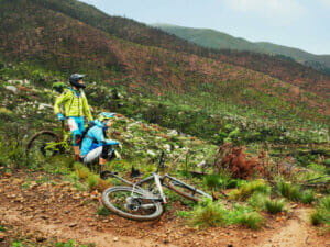 Dos jinetes se toman un descanso y disfrutan de la vista.