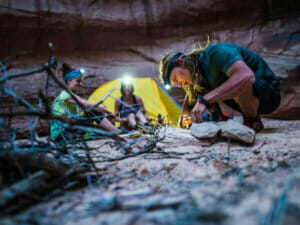 Tres personas delante de una tienda provocando un incendio.