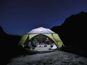 Una tienda de campaña en el paisaje abierto.