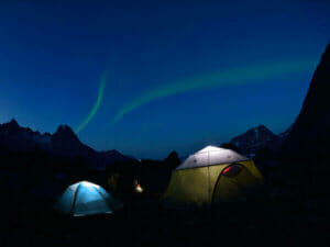 Campamento en Escandinavia al amanecer.