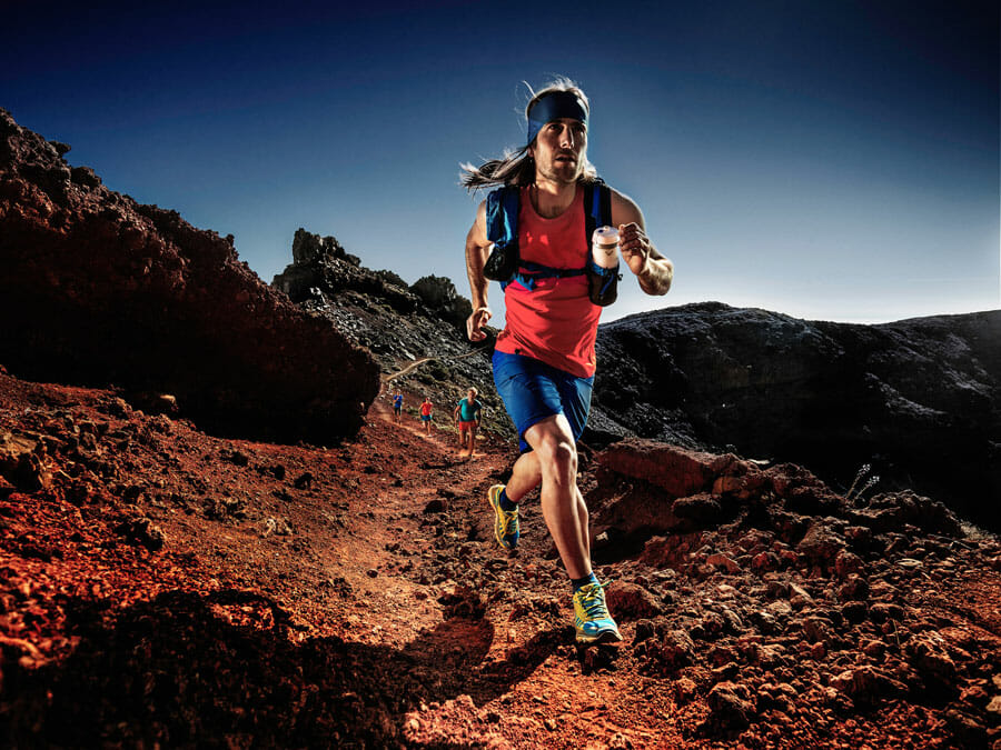 Mann läuft über roten Schotter Wasserundurchlässigkeit beim Sport