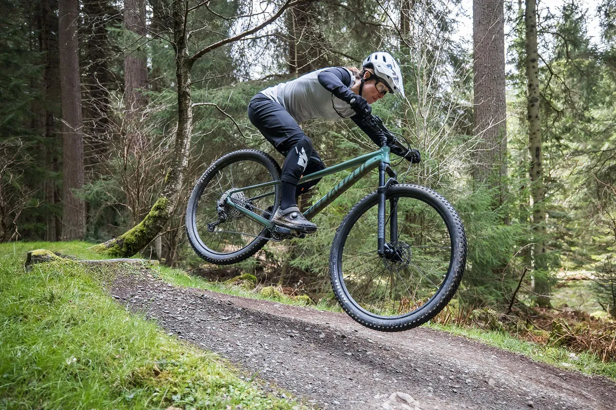 Specialized Rockhopper Elite 29 - salto Bicicleta de montaƱa rĆgida Specialized Rockhopper Elite 29