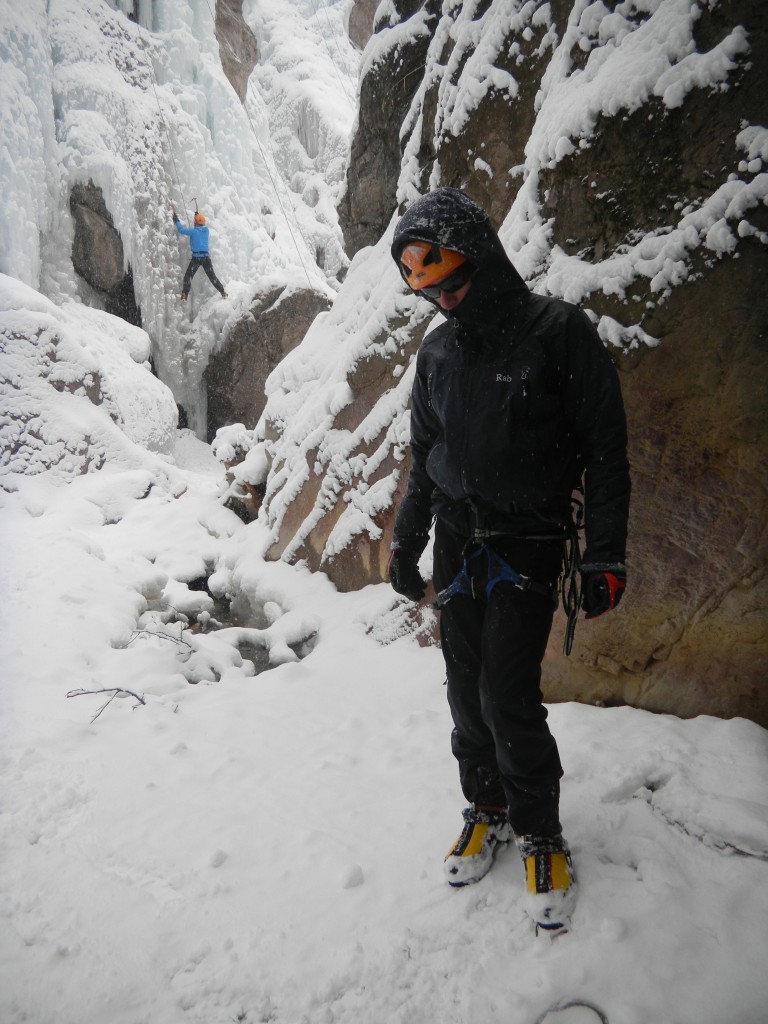 Revisión de las botas de montañismo la sportiva batura 2.0 gtx: luke lydiard probando la batura 2.0 en el parque de hielo de Ouray.