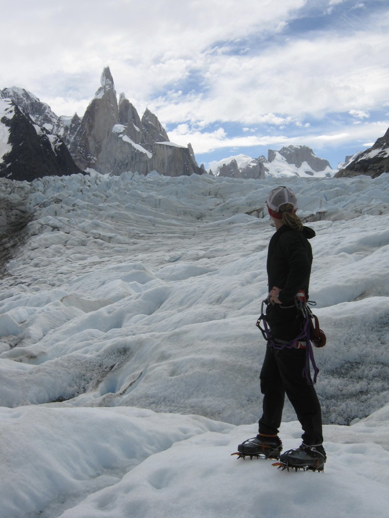 Revisión de botas de montañismo para mujer la sportiva trango cube gtx: a punto de cruzar el glaciar para llegar a las torres en la patagonia mientras...