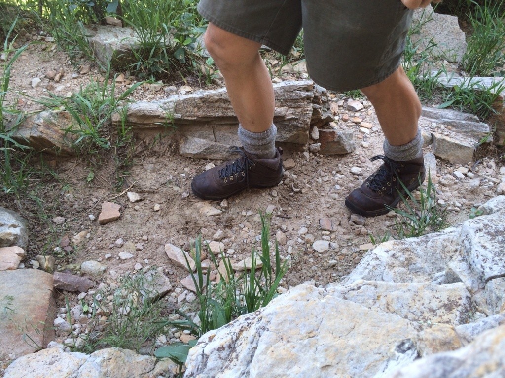 Revisión de las botas de montaña Timberland White ledge para hombre: esta bota tiene una suela ancha y es muy estable en terrenos irregulares.
