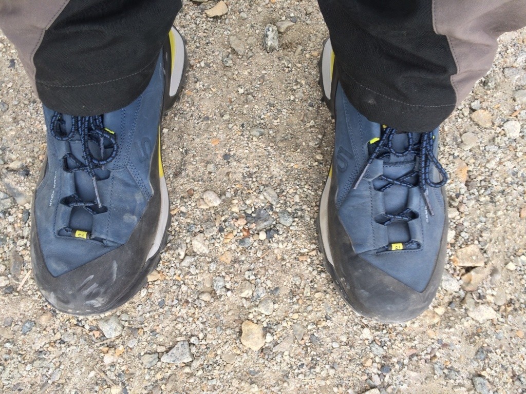 Revisión de los zapatos de aproximación Five Ten Camp Four: muy pocas costuras en la parte superior y un rand que envuelve todo el zapato son...