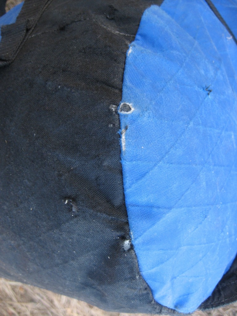 Revisión de la mochila de montañismo del paquete de guía de cosas salvajes: la tela vx-21 de 210 deniers del paquete de guía sufrió algunos daños...