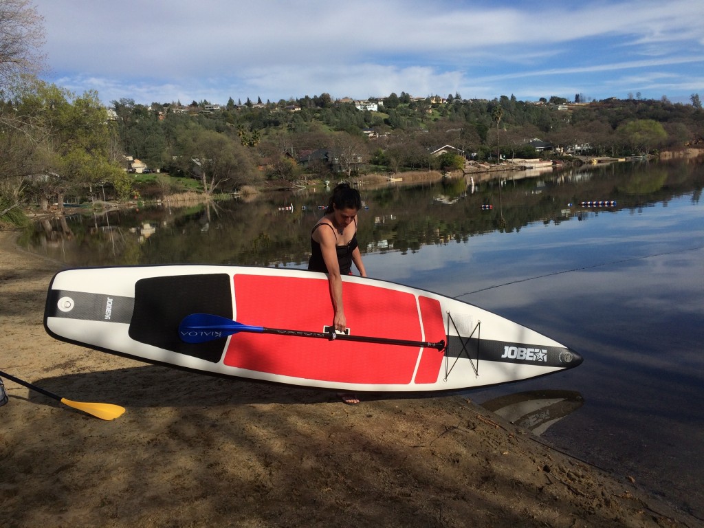 Revisión de sup inflable jobe aero 12 6: la correa de paleta en el mango del jobe es una buena caracterĆstica.