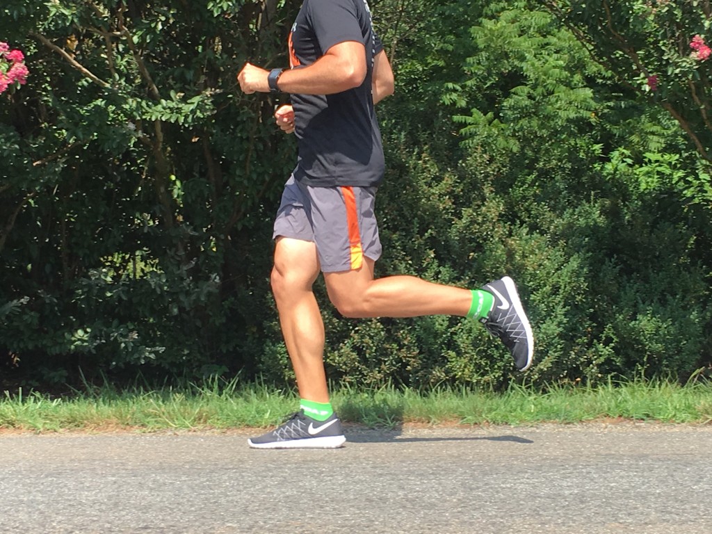 Revisión de las zapatillas para correr Nike Flex Fury 2 para hombre: el autor disfruta de las Nike Flex Fury 2, unas zapatillas de carreras excelentes.