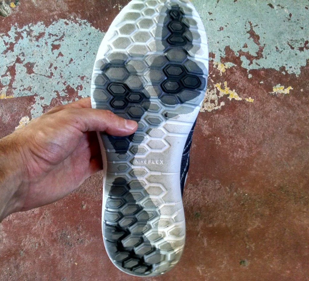 Revisión de las zapatillas para correr Nike Flex Fury 2 para hombre: la suela exterior de las Nike Flex Fury 2 presenta almohadillas de goma mÔs resistentes...