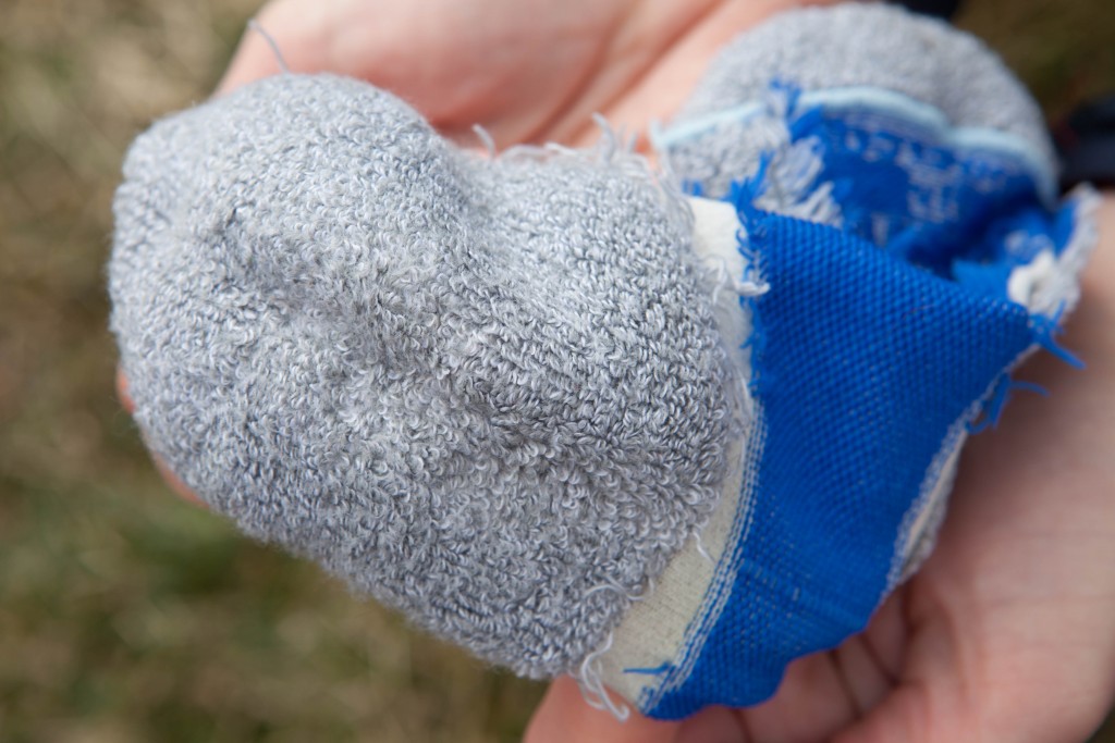 Revisión de los calcetines para correr thorlos experia xccu: primer plano de las almohadillas grises thorlo hechas de poliéster fresco thor-wick...