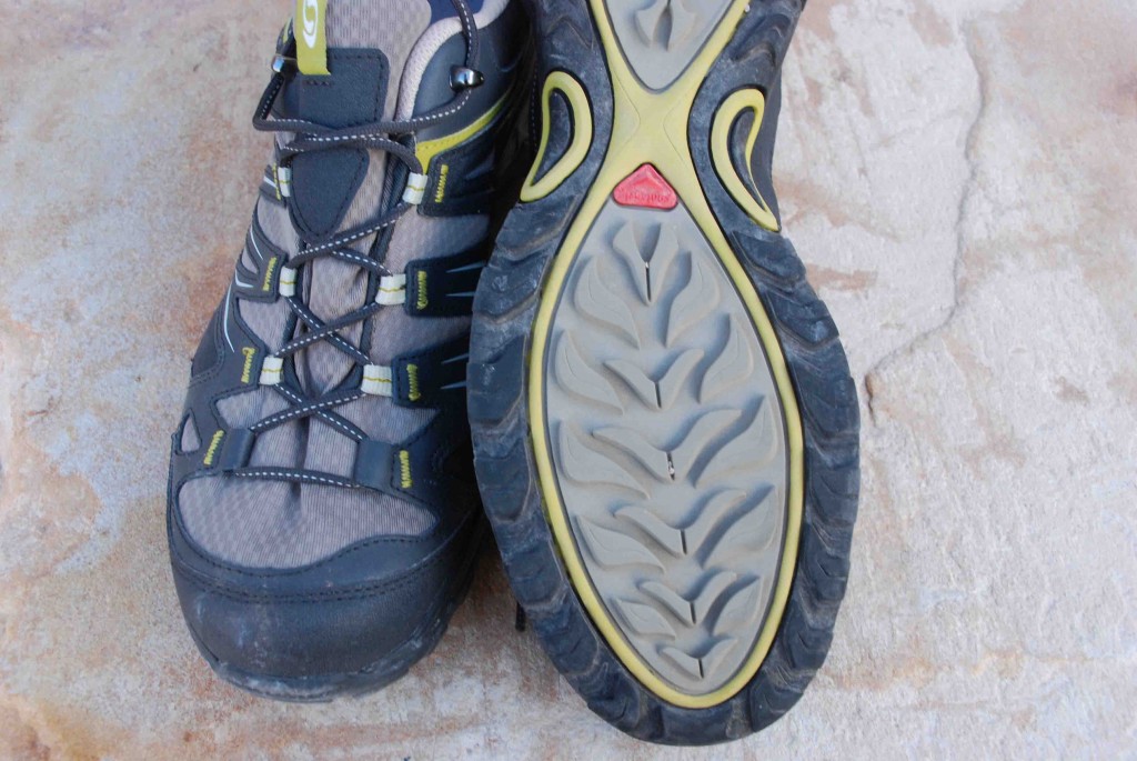 Revisión de zapatos para caminar salomon ellipse 3 cs wp para mujer: la goma de este zapato es suave y pegajosa, y las orejetas funcionaron bien...