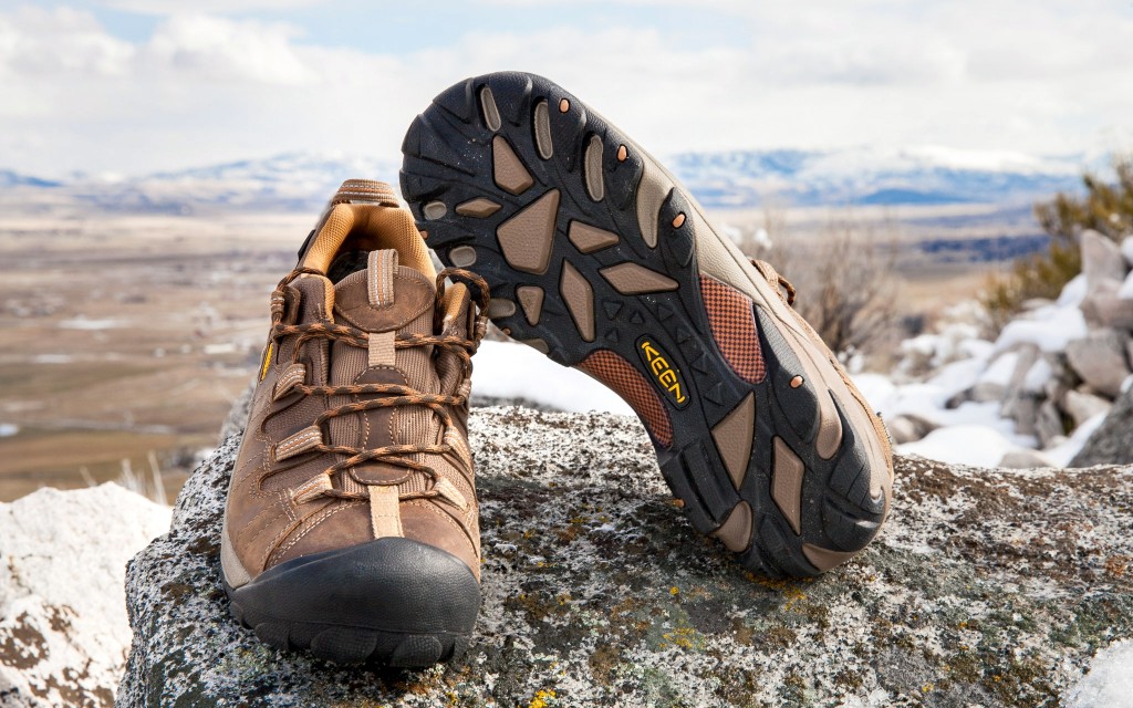 Revisión de los zapatos de senderismo Keen Targhee II para hombre: el patrón de tacos único en la suela exterior del Targhee II proporciona...
