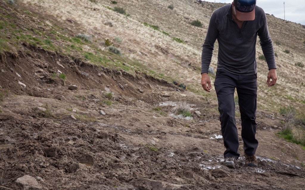 Revisión de los zapatos de senderismo Keen Targhee II para hombre: nos tomamos en serio las pruebas en paralelo. aquà estamos probando el juxt...