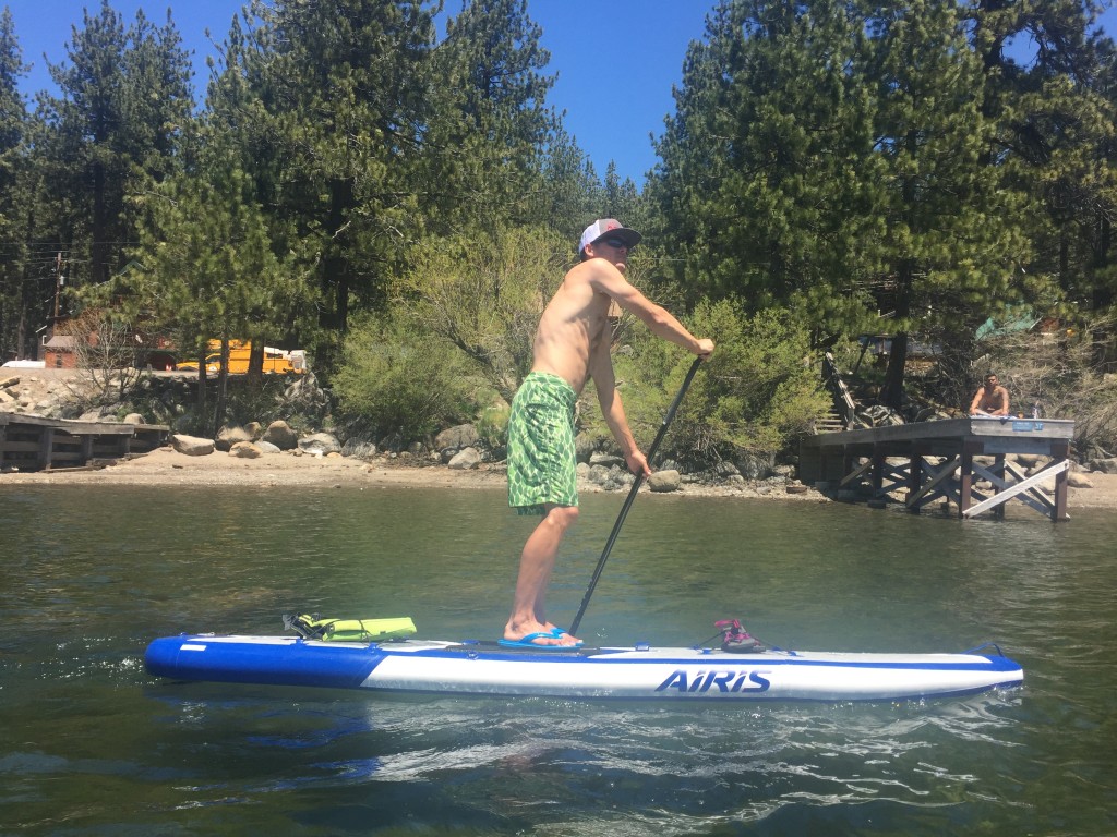 Revisión del suv inflable Airis Hardtop 11: navega en el Airis mientras remas con el Werner Trance.