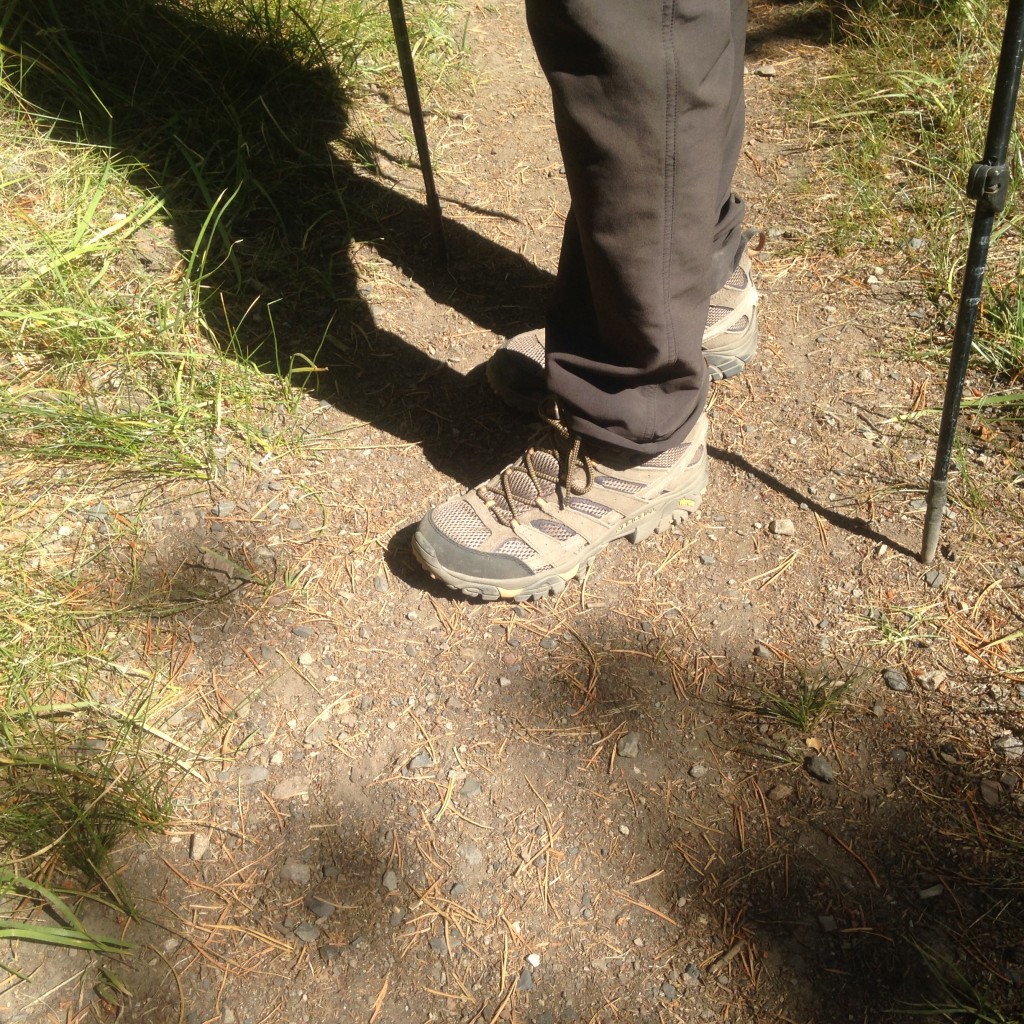 Revisión de las botas de montaña merrell moab 2 ventilator mid para hombre: tracción adecuada en el sendero, pero llévelo a las losas de roca y...
