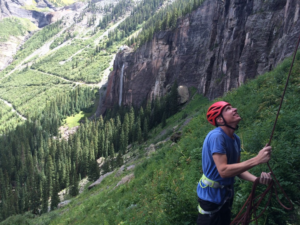 Revisión del arnés de escalada Petzl Corax: tirar de la cuerda durante una escalada en la pared rayada sobre Telluride...