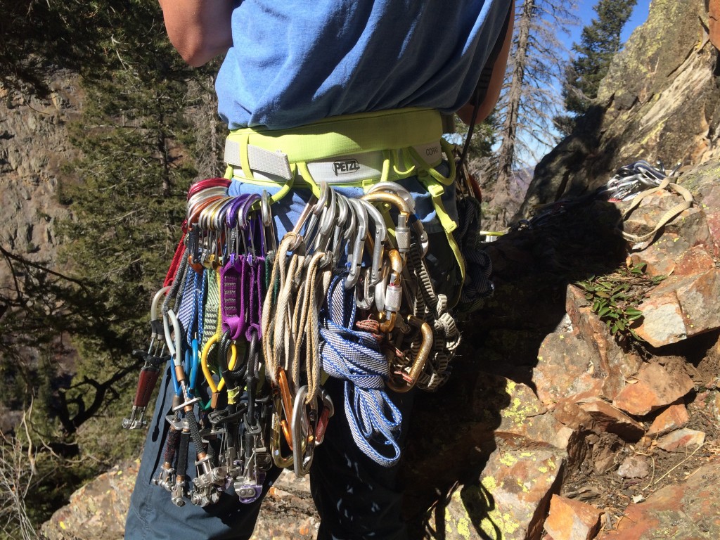 Revisión del arnés de escalada petzl corax: como puede ver, los grandes portamateriales del petzl corax pueden...