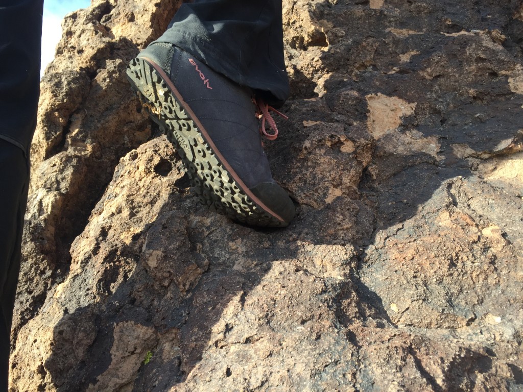 Evolv Cruzer Psyche para mujer se acerca a la revisión de zapatos: explora las rocas de Bishop con Cruzer Psyche.