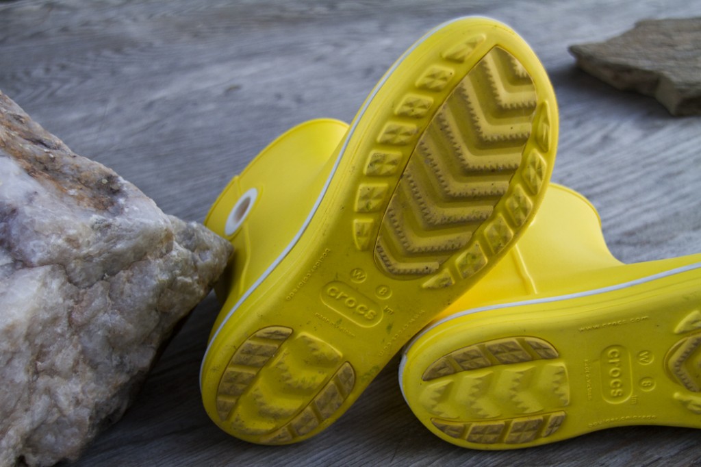 Revisión de las botas de lluvia Crocs Jaunt Shorty para mujer: la banda de rodadura del Jaunt Shorty funcionó mejor en superficies planas.  el...