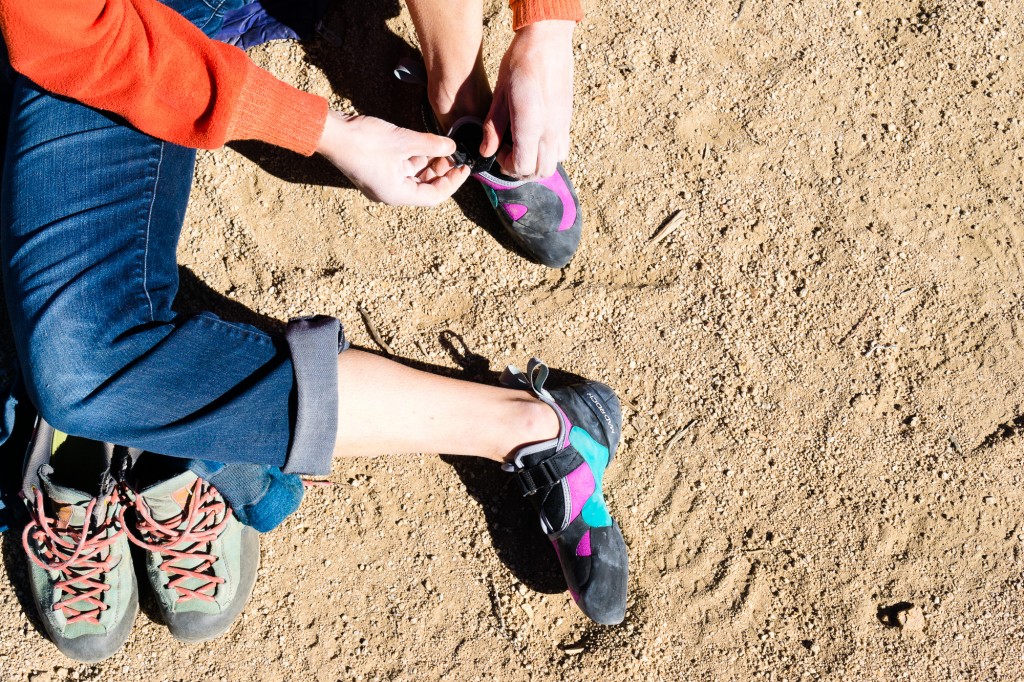 Revisión de los zapatos de escalada Mad Rock Lotus para mujer: los cierres de velcro en los Lotus hacen que sean fáciles de poner y quitar...