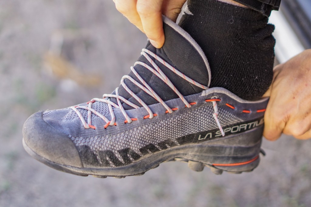 Revisión de los zapatos de aproximación la sportiva tx2: la lengüeta estÔ cosida al zapato hasta el lado medial...