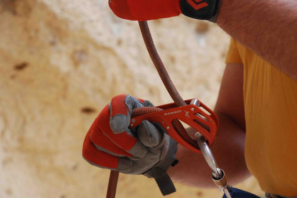 Revisión del dispositivo de aseguramiento mammut smart 2.0: aseguramiento con guĆa inteligente. FĆjate cómo el asegurador mantiene la cuerda...