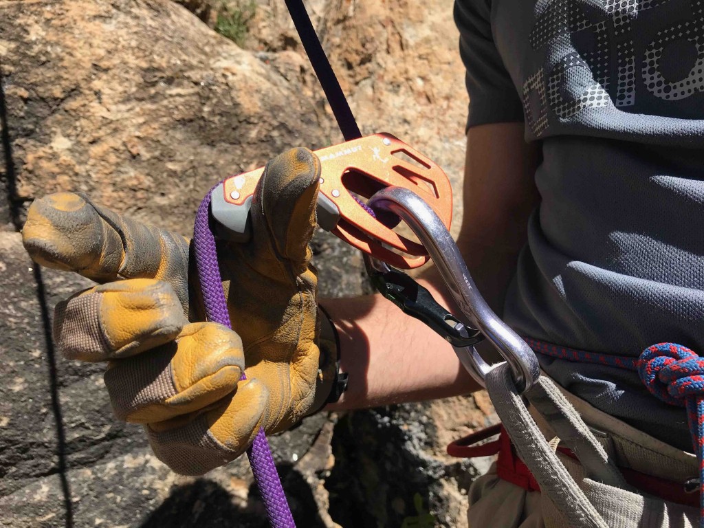 Revisión del dispositivo de aseguramiento Mammut Smart 2.0: para bajar a un escalador con el Smart, se supone que debes empujar tu...
