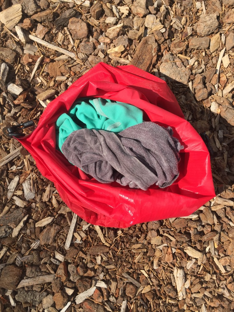 Revisión de la bolsa seca ultraligera de investigación al aire libre: se produjo ropa súper empapada cuando una tabla de remo volteada aterrizó esto...