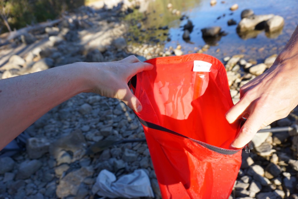 Revisión de la bolsa seca ultraligera de investigación al aire libre: el material de la bolsa absorbió agua cuando se sometió a...