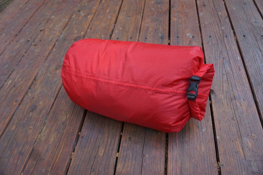 Revisión de la bolsa seca ultraligera de investigación al aire libre: este cilindro grande se adapta fÔcilmente a múltiples cambios de ropa.