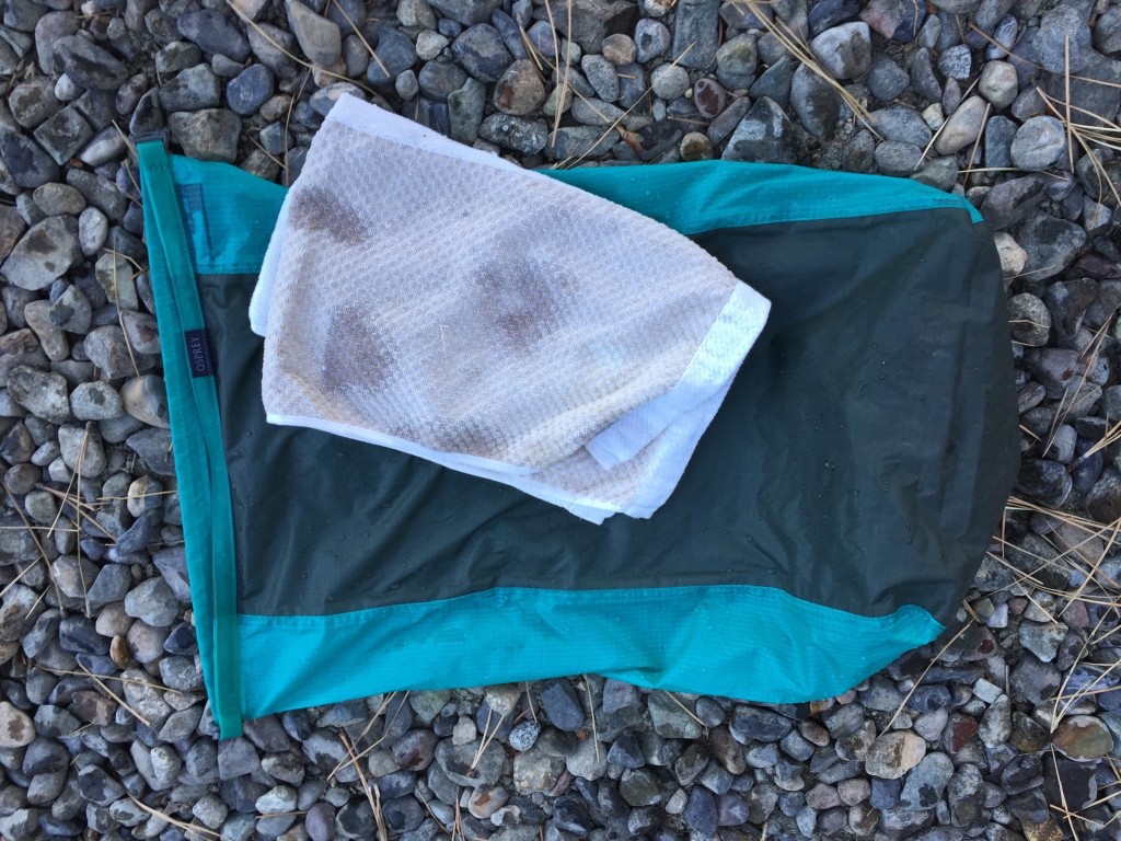 Revisión de la bolsa seca ultraligera Osprey: incluso con un pinchazo en la parte inferior, solo hay unas pocas manchas pequeñas en nuestro...